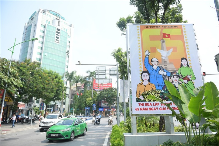 Hanoi streets decorated for Liberation Day celebration - 1 Hanoi streets decorated for Liberation Day celebration - 1