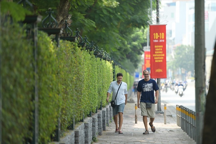 Hanoi streets decorated for Liberation Day celebration - 4 Hanoi streets decorated for Liberation Day celebration - 4