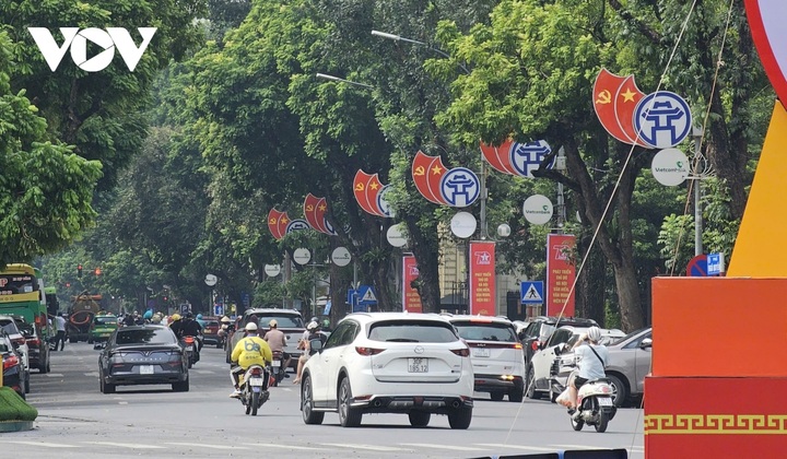 Hanoi streets decorated for Liberation Day celebrations - 4 Hanoi streets decorated for Liberation Day celebrations - 4