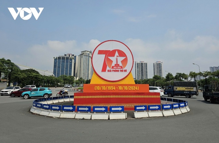 Hanoi streets decorated for Liberation Day celebrations - 1 Hanoi streets decorated for Liberation Day celebrations - 1