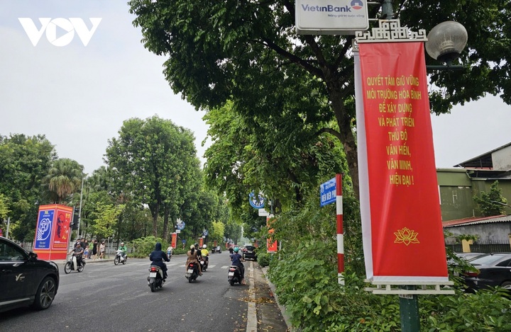 Hanoi streets decorated for Liberation Day celebrations - 3 Hanoi streets decorated for Liberation Day celebrations - 3
