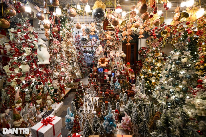 Hanoi street already preparing for Christmas - 2