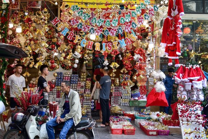 Christmas atmosphere on Hang Ma Street - 1