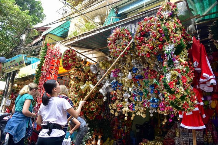 Christmas atmosphere on Hang Ma Street - 6