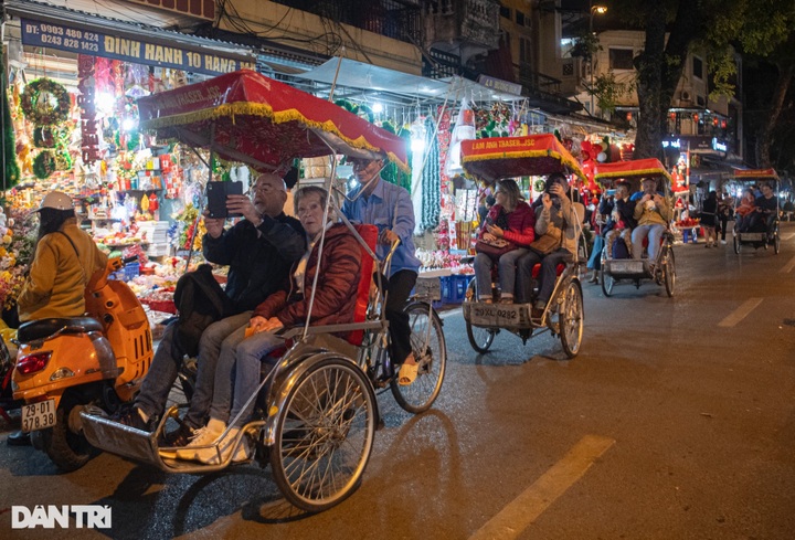 Christmas atmosphere blankets Hanoi - 8