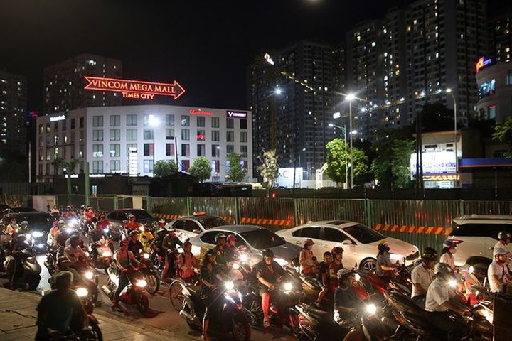 Construction sites worsen Hanoi traffic - 9