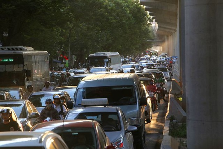 Construction sites worsen Hanoi traffic - 3