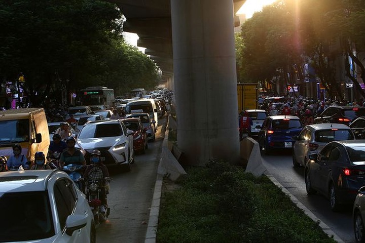 Construction sites worsen Hanoi traffic - 4