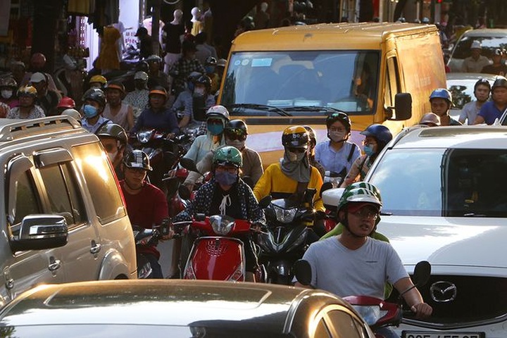 Construction sites worsen Hanoi traffic - 5