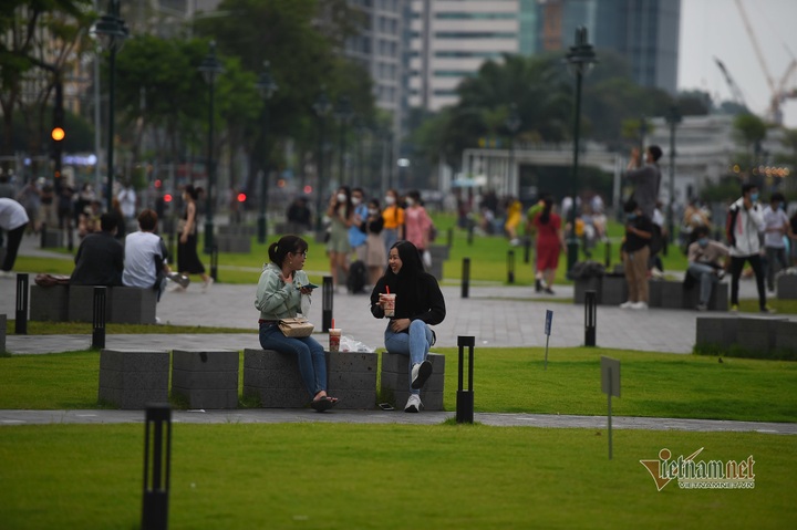 HCM City park attracts visitors after upgrade - 2