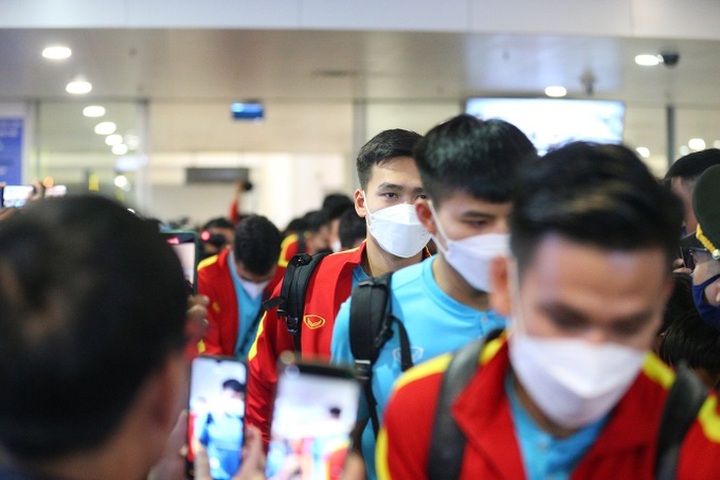Vietnam team welcomed home after AFF Cup defeat - 1 Vietnam team welcomed home after AFF Cup defeat - 1