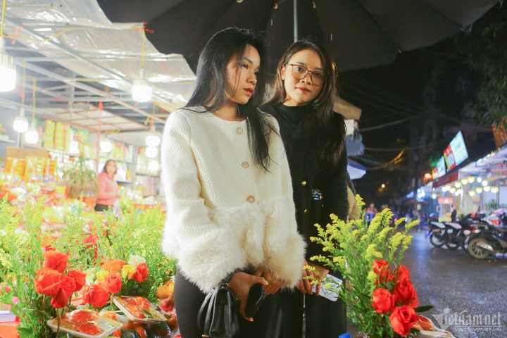 People rush to Tay Ho Temple for worshiping at midnight - 3