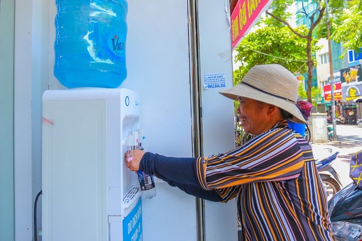 Free water taps help to relieve Hanoi scorching heat - 2