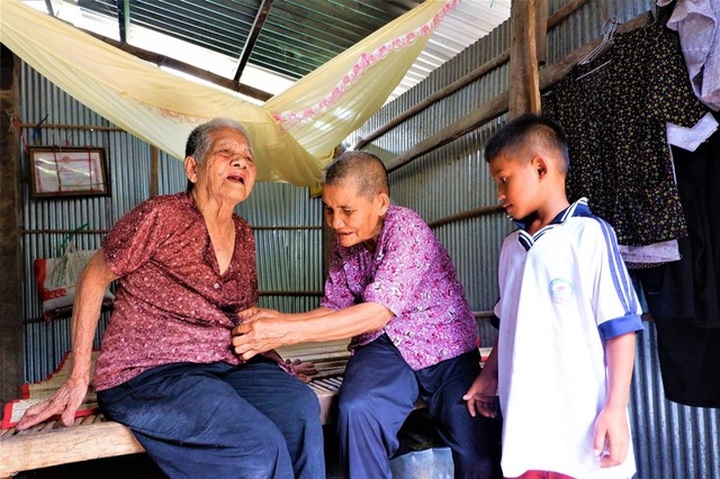 Elderly women struggle to take care of grandchildren - 1 Elderly women struggle to take care of grandchildren - 1