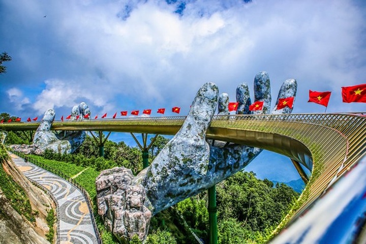 Golden Bridge in Da Nang named world’s new wonders by UK daily - 1