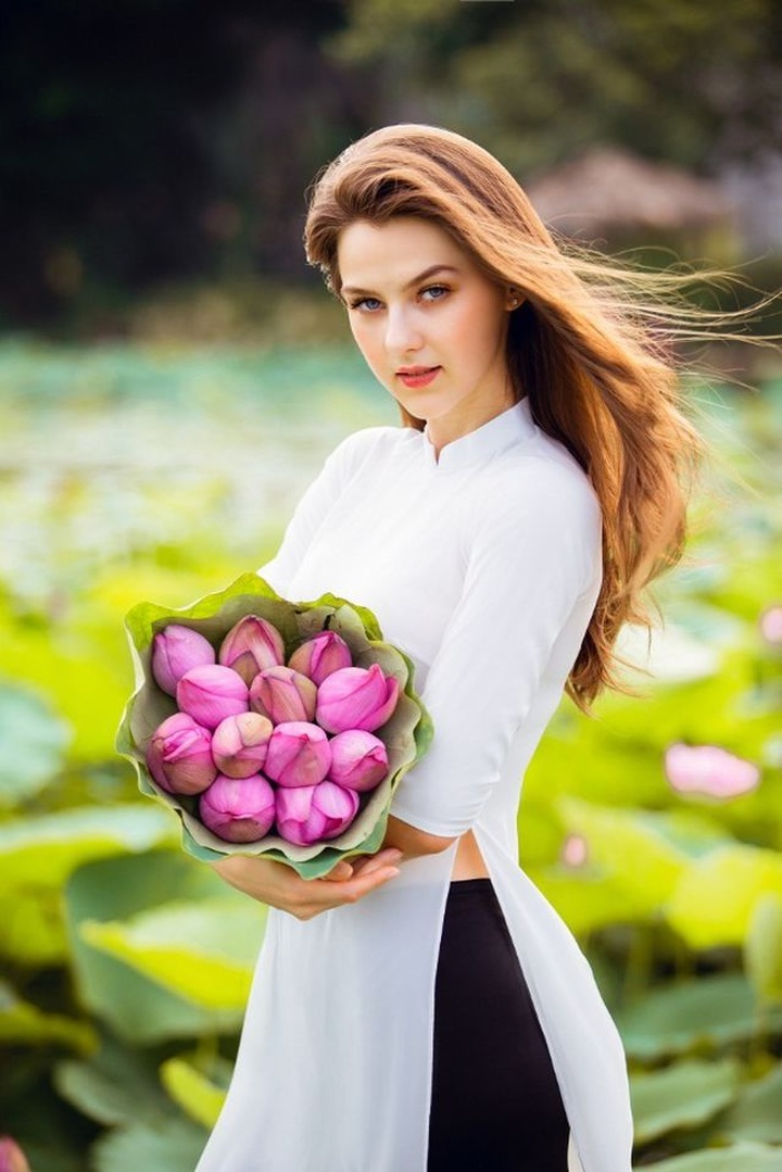 Ukrainian model poses with Hanoi lotus flowers - 7