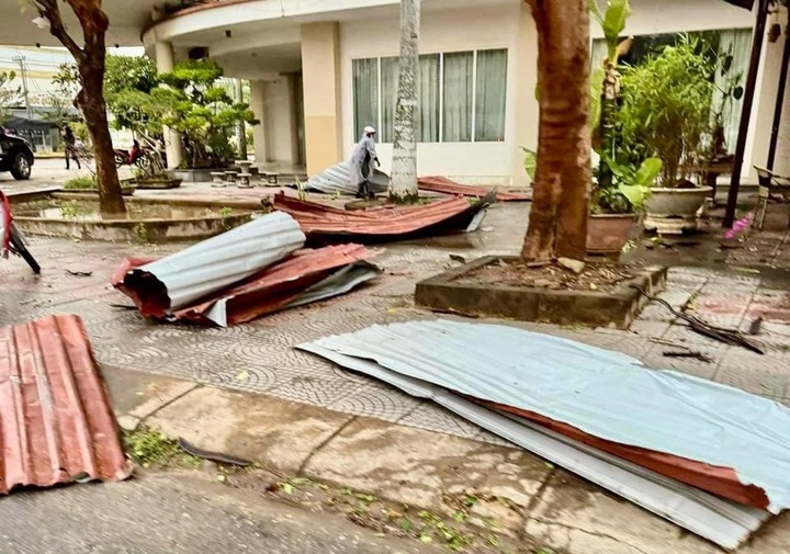 Quang Tri whirlwind damages dozens of houses - 1