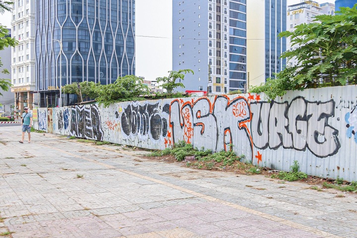 Many Danang streets defaced with graffiti - 6