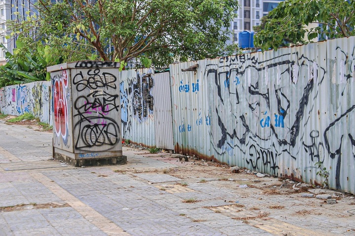Many Danang streets defaced with graffiti - 1