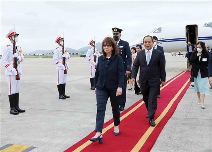 Greek President arrives in Hanoi for official visit to Vietnam - 1
