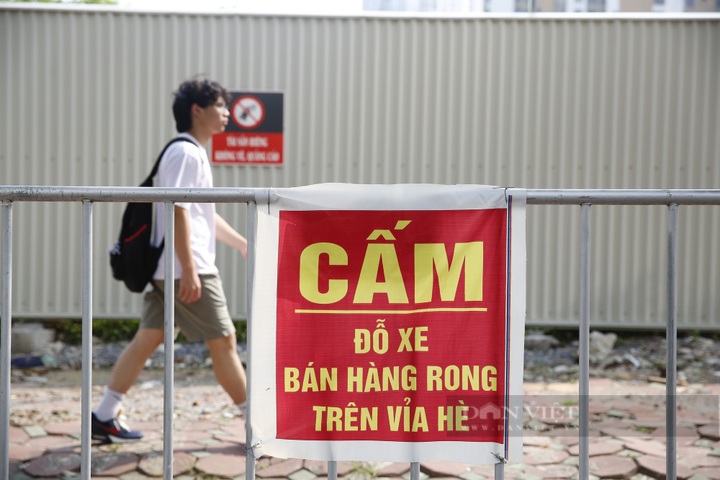 Hanoi pavements barriered off to traffic and vendors - 2 Hanoi pavements barriered off to traffic and vendors - 2