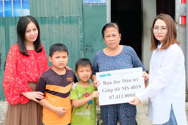 Grandmother receives help to raise small children - 1