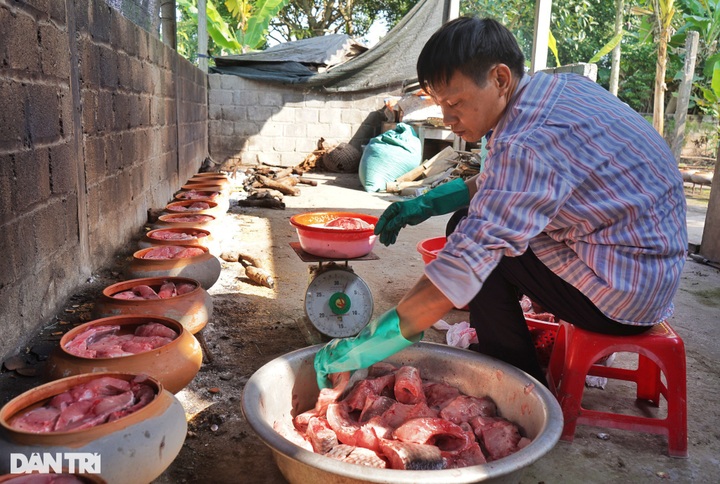 Ha Nam villagers busy preparing braised fish for Tet - 2
