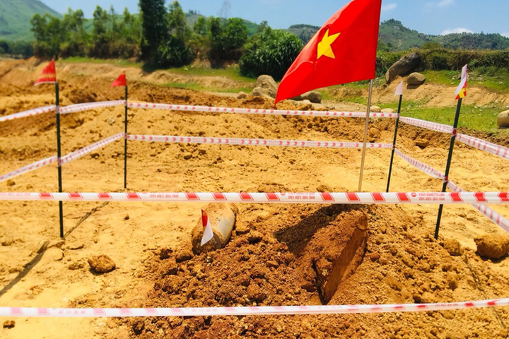 200-kilo wartime bomb found at Ha Tinh dam - 1