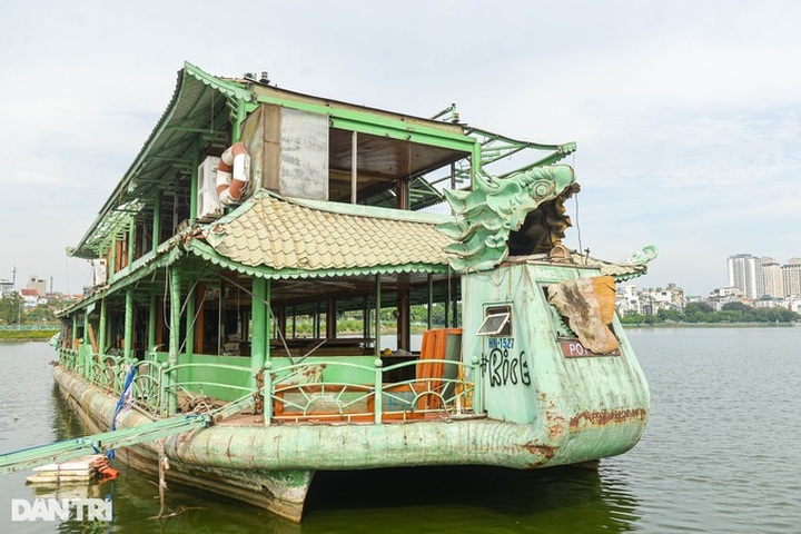 Last tourist boat on West Lake dismantled - 3 Last tourist boat on West Lake dismantled - 3