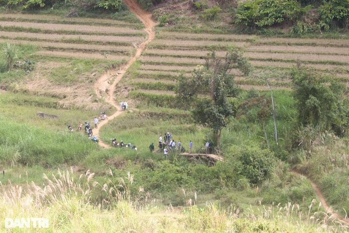 Poor Nghe An villagers need support to build a bridge - 1
