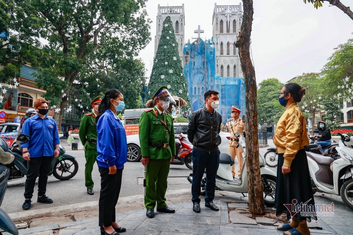 Hanoi churches cordoned off for Covid-19 prevention during Christmas - 1