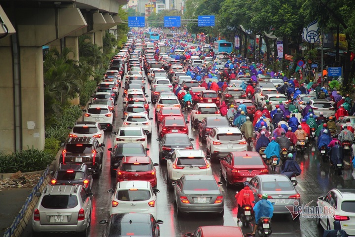 Hanoi streets face serious congestion on cold Monday morning - 6