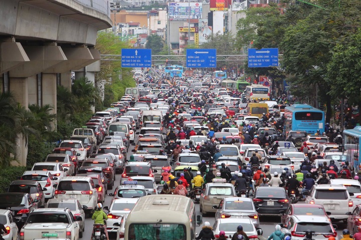 Main Hanoi roads jammed as students return to school - 2