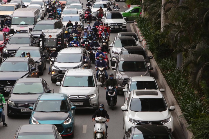 Main Hanoi roads jammed as students return to school - 5