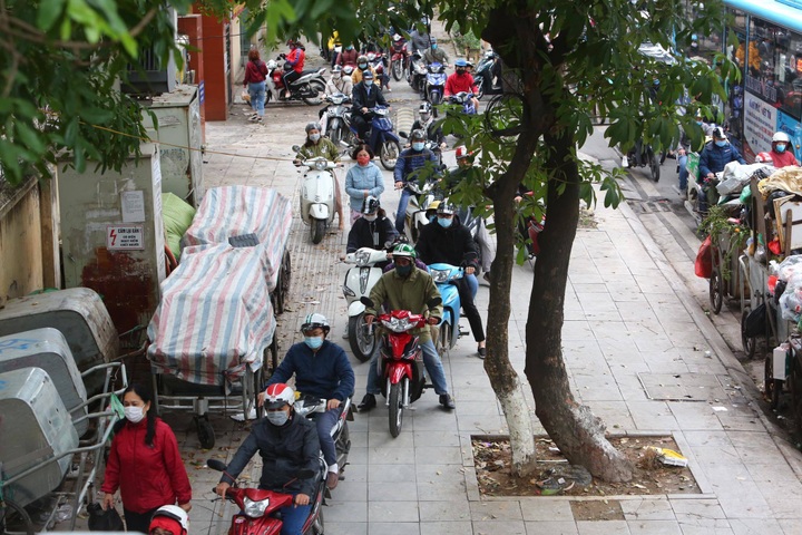 Main Hanoi roads jammed as students return to school - 3