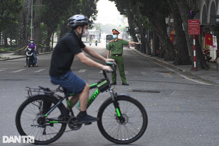 Hanoi fines people for dogwalking - 5