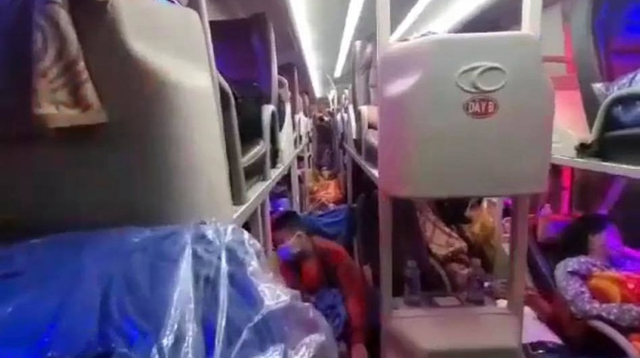 Coaches fined for passenger overloading on Tet - 1