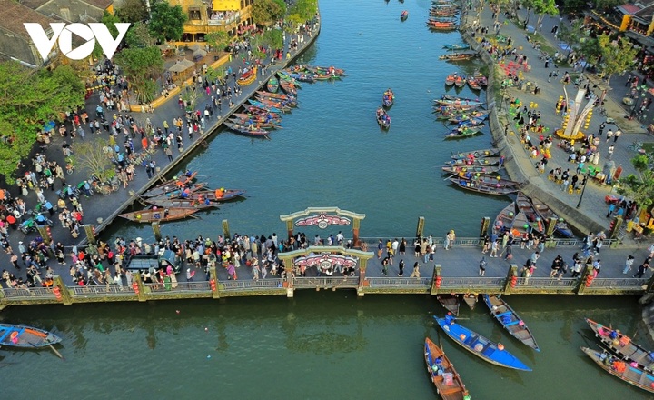 Hoi An sees tourist surge during Tet - 1