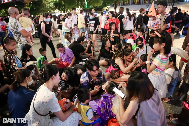 Halloween atmosphere covers HCM City pedestrian street - 5