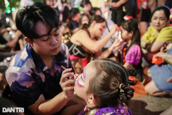 Halloween atmosphere covers HCM City pedestrian street - 6