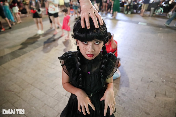 Halloween atmosphere covers HCM City pedestrian street - 8