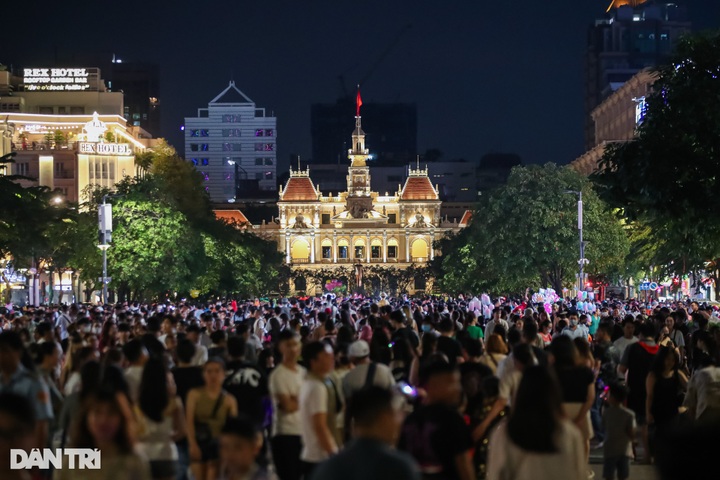 Halloween atmosphere covers HCM City pedestrian street - 1