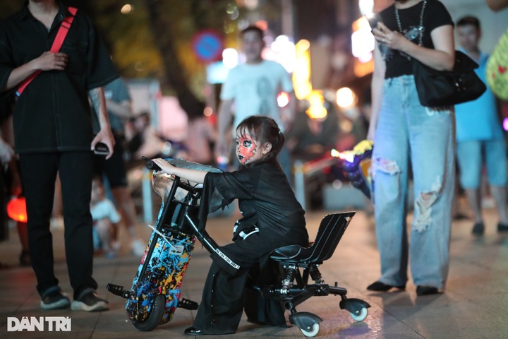 Halloween atmosphere covers HCM City pedestrian street - 4