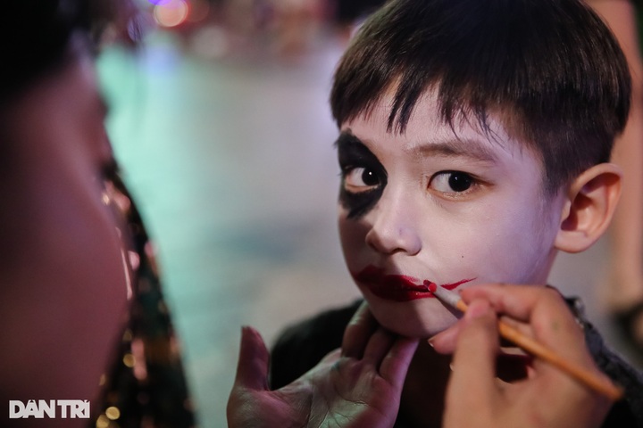 Halloween atmosphere covers HCM City pedestrian street - 7