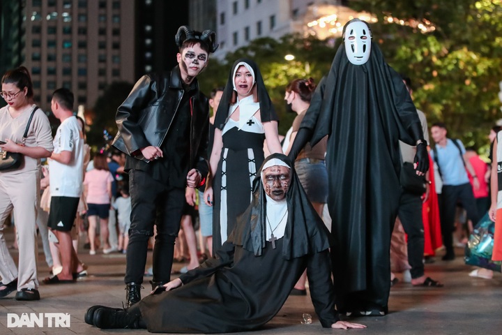 Halloween atmosphere covers HCM City pedestrian street - 2