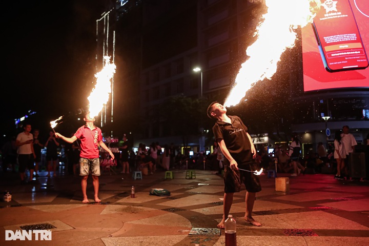 Halloween atmosphere covers HCM City pedestrian street - 9