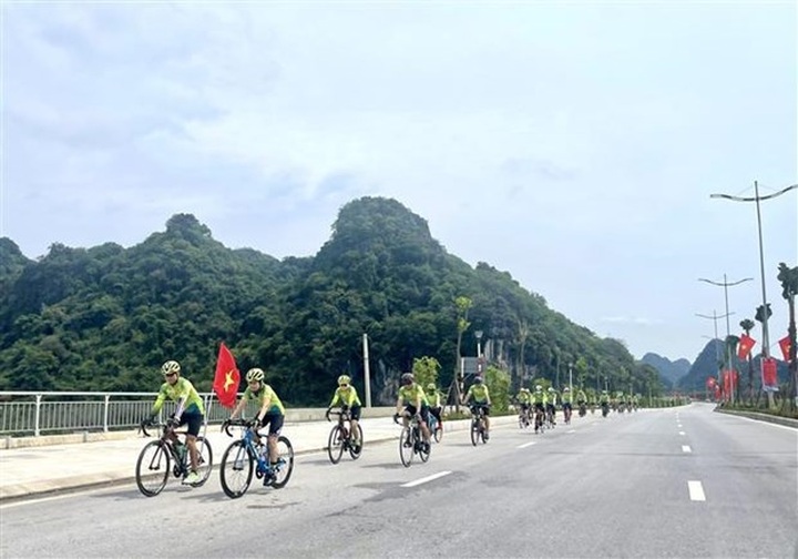 Ha Long-Cam Pha coastal road puts into operation - 1 Ha Long-Cam Pha coastal road puts into operation - 1