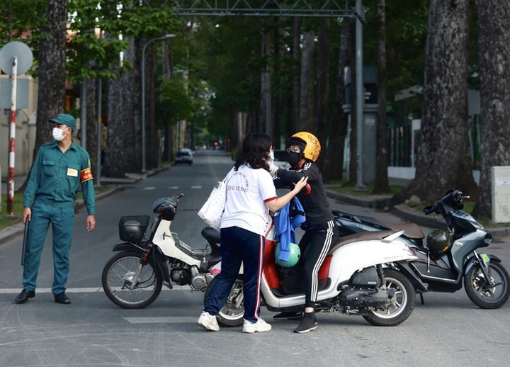 PM urges HCM City to tighten social distancing - 1