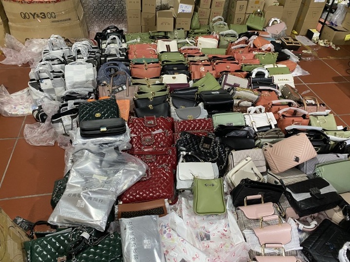 Police raid large illegal trading ring in Lao Cai - 2