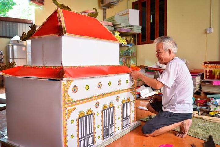 Northern commune busy making paper offerings - 2